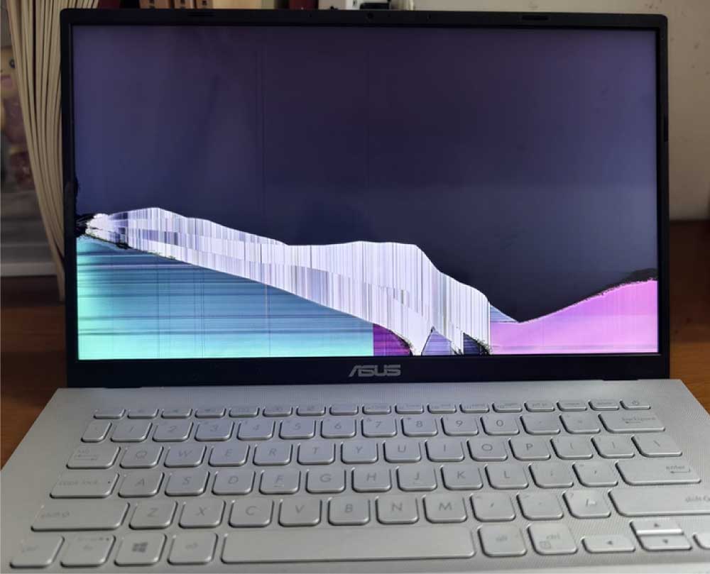 Cracked Asus Screen - before repair