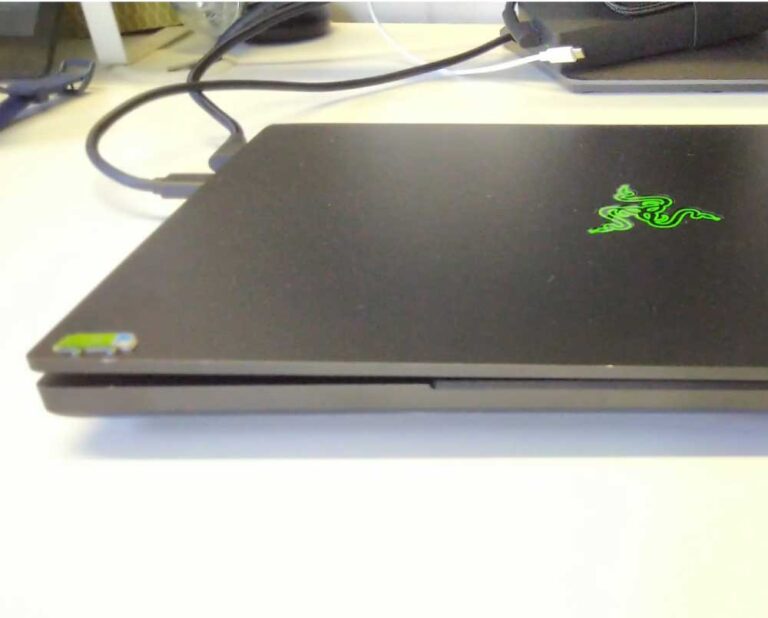 Razer laptop hinge and casing crack