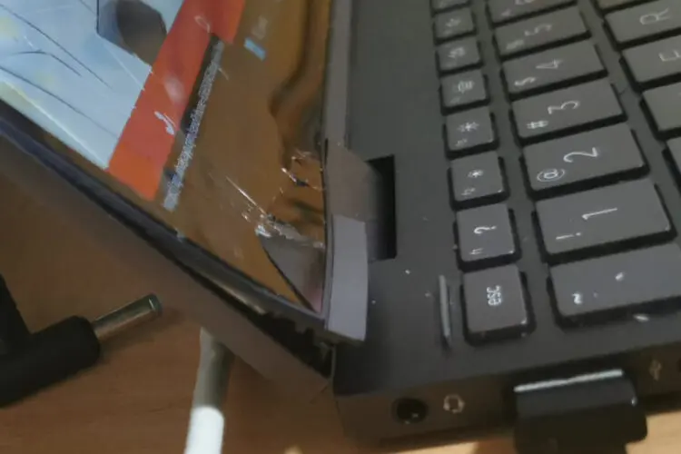 Asus laptop screen damaged caused by broken hinge