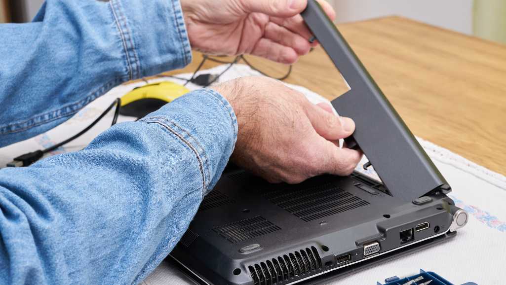 Is Your Laptop Dying Quickly? Signs You Need A Laptop Battery Replacement  Now